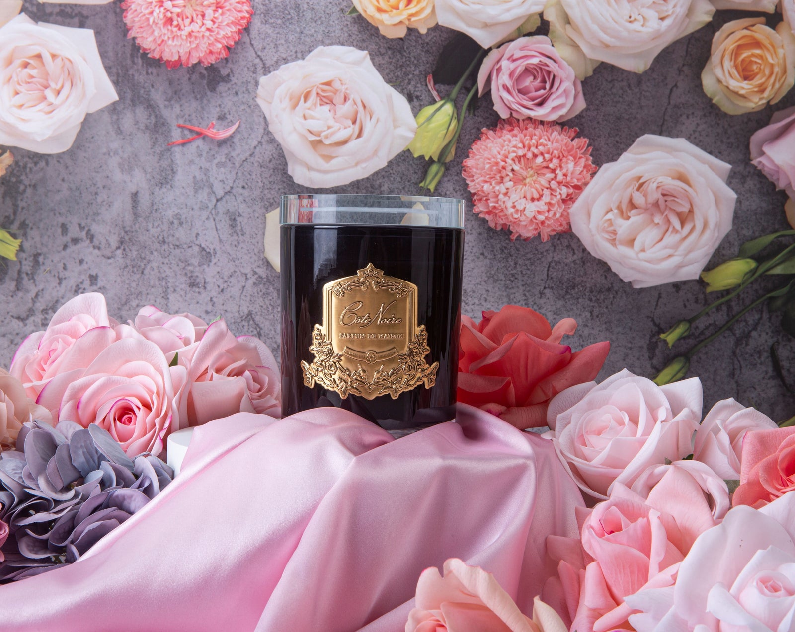 Cote Noire Candles - Dark Vessel with Gold Badge - Rose Petal